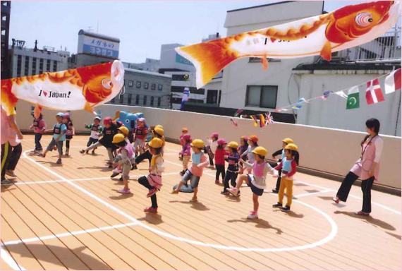 屋上で体操する子どもたち